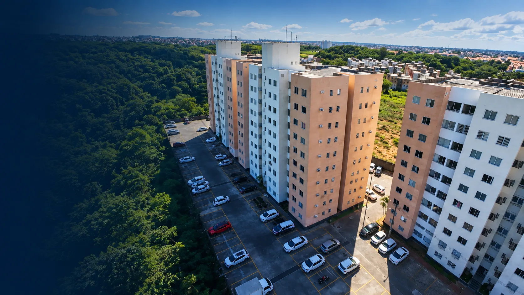 Vista aérea dos edifícios do condomínio Fórmula Mirante da Paralela, com estacionamento e área verde ao lado